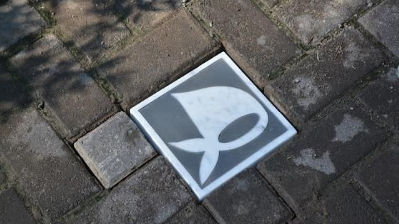 Pañuelos blancos en la inauguración del Jardín de la Memoria