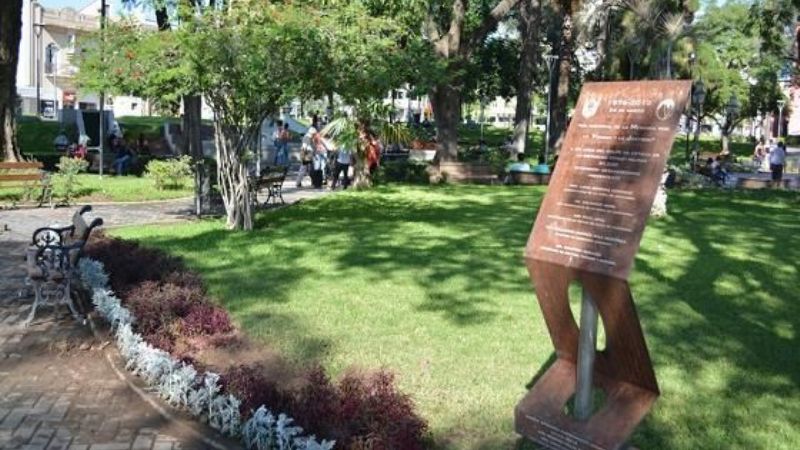 Pañuelos blancos en la inauguración del Jardín de la Memoria