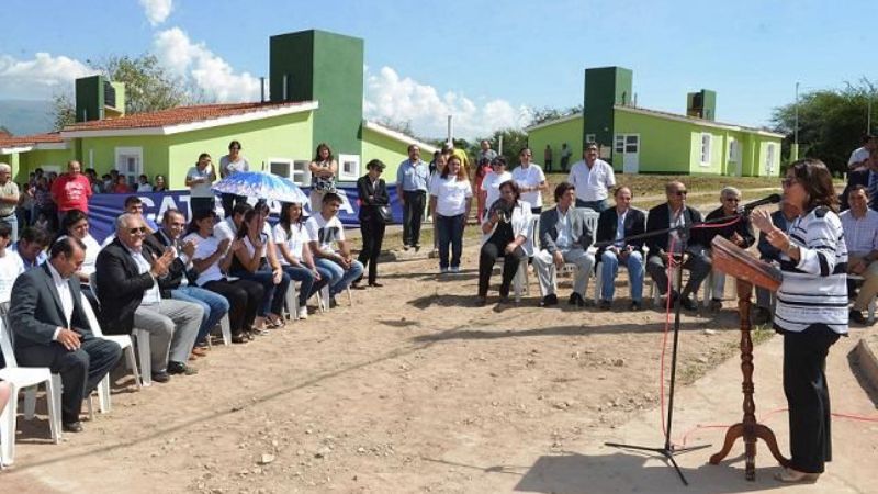 La Gobernadora entregó viviendas a 16 familias de Los Castillos