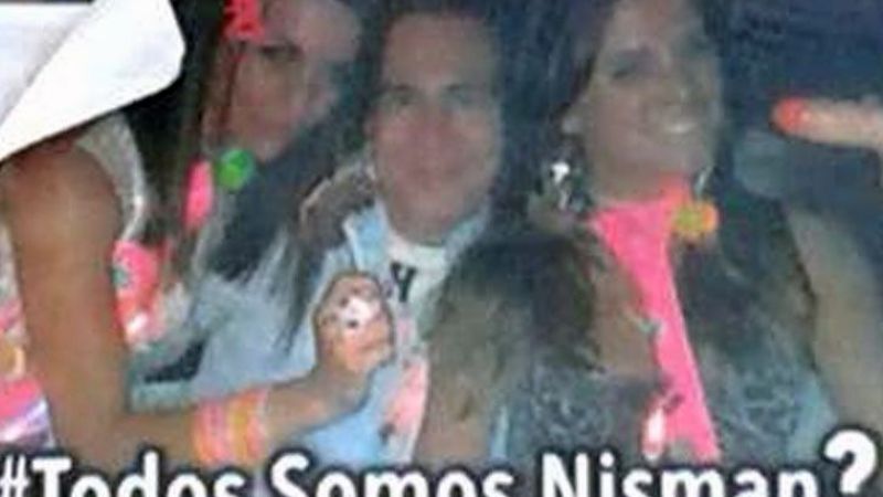 Empapelan Buenos Aires con afiches de Nisman con mujeres