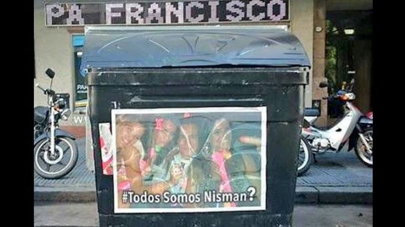 Empapelan Buenos Aires con afiches de Nisman con mujeres