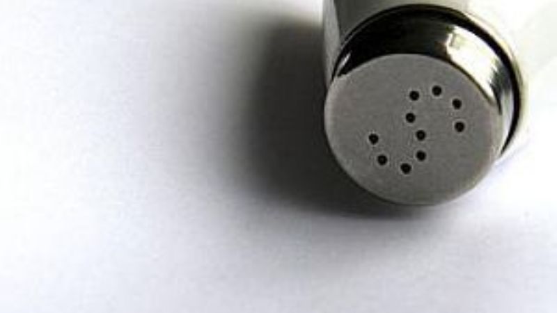 Estudio: sólo una pizca de sal aumenta el riesgo cardiovascular