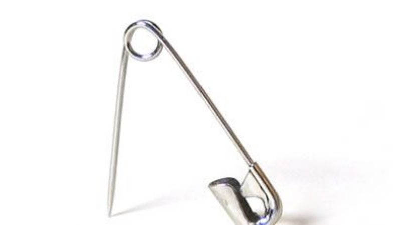 Un bebe estuvo casi un mes con un alfiler de gancho en la garganta