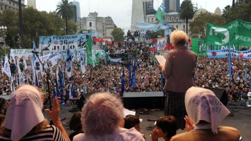 Miles de personas marcharon a Plaza de Mayo a 39 años del golpe cívico-militar