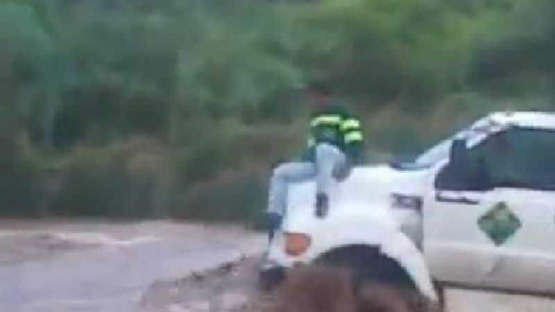 Rescatan a un chófer de vialidad atrapado en crecida