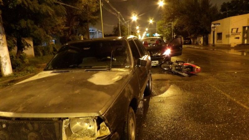 Por esquivar un pozo, terminó chocando