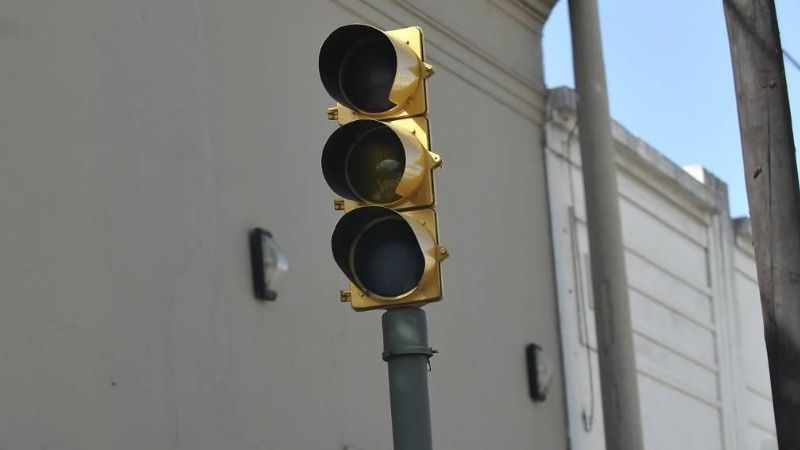 Semáforo fuera de funcionamiento genera caos vehicular