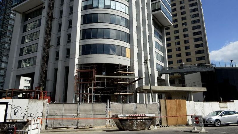 Una tuerca que cayó del piso 45 perforó el casco de un obrero y lo mató