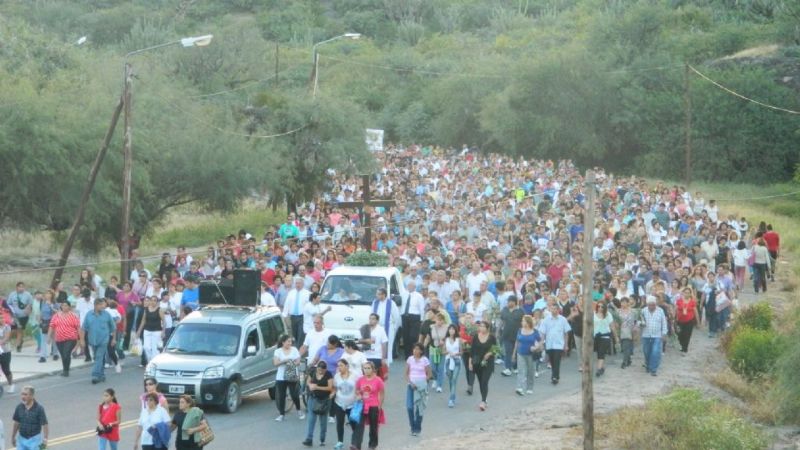 Una multitud peregrinó hasta la Gruta de la Virgen en el inicio de la Semana Santa