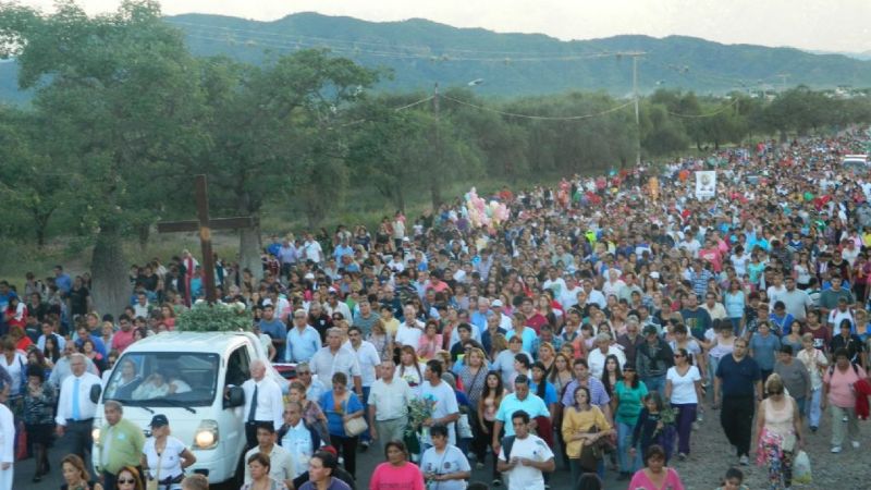 Una multitud peregrinó hasta la Gruta de la Virgen en el inicio de la Semana Santa