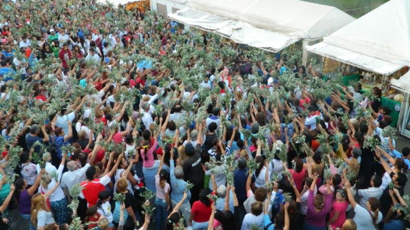 Una multitud peregrinó hasta la Gruta de la Virgen en el inicio de la Semana Santa