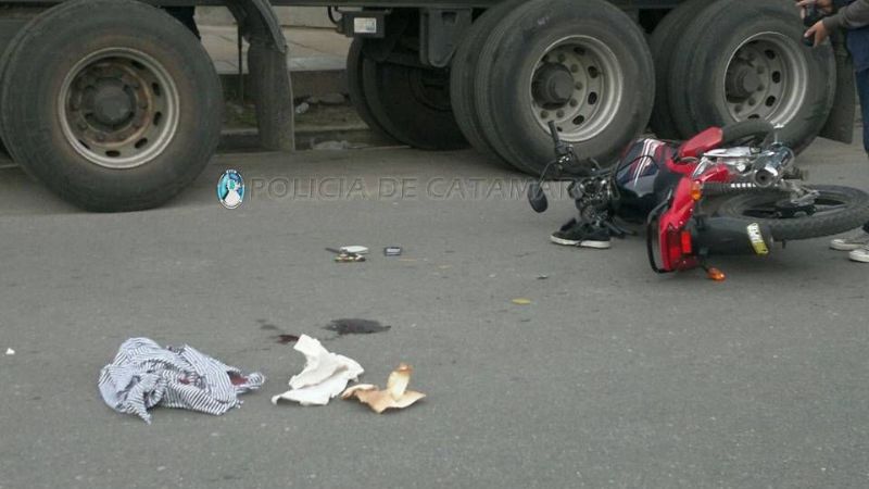Joven motociclista chocó contra un camión estacionado