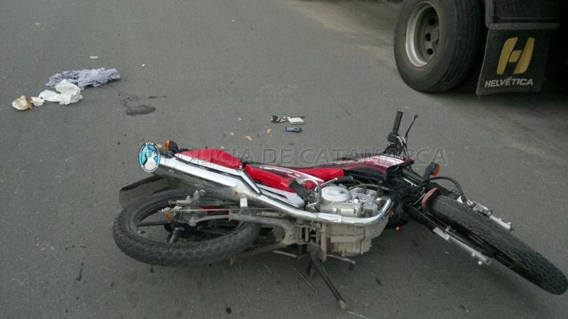 Joven motociclista chocó contra un camión estacionado