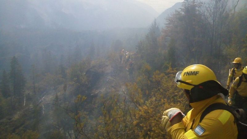 Brigadistas catamarqueños ayudan a controlar el incendio en Chubut