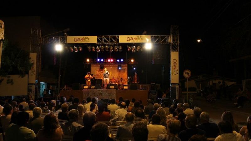 Espectáculos para grandes y chicos en la feria artesanal y de industrias culturales