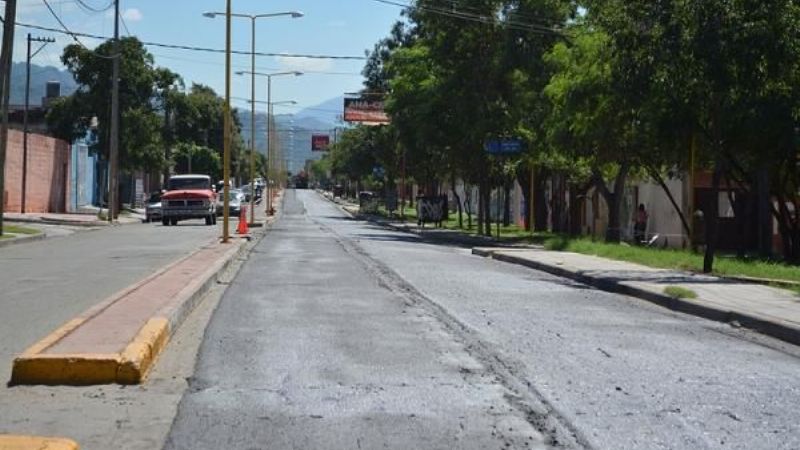 Repavimentan avenida Perón con “Micro Aglomerado”