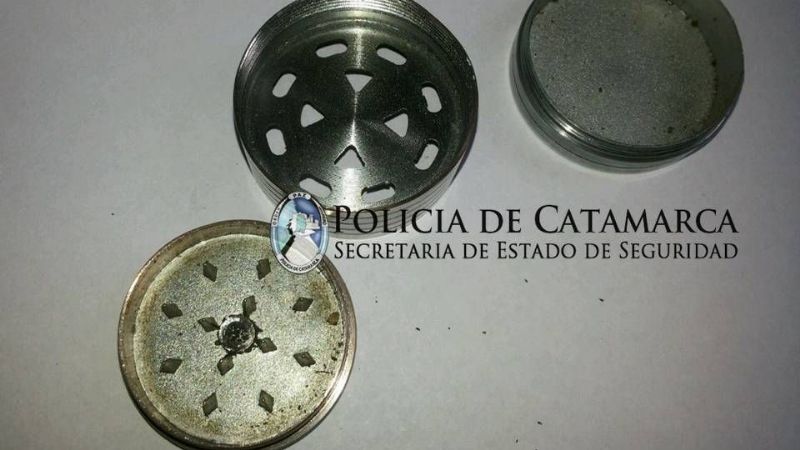 Arrestan a un joven con un triturador de marihuana