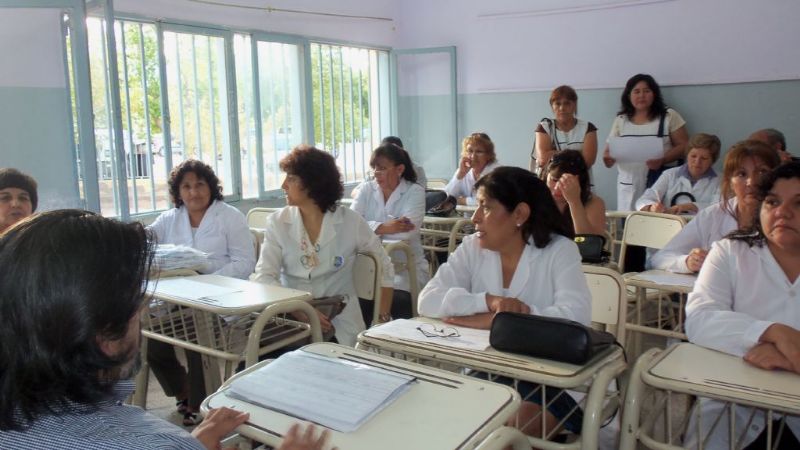 Ariza entregó guardapolvos e insumos en Tinogasta