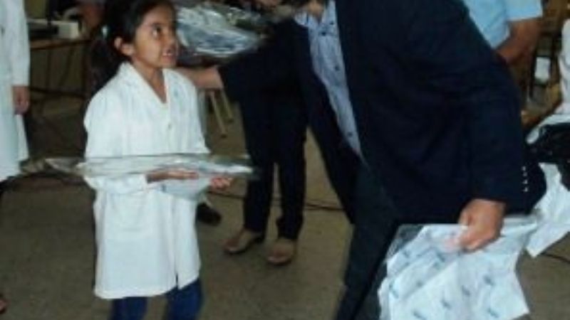 Ariza entregó guardapolvos e insumos en Tinogasta