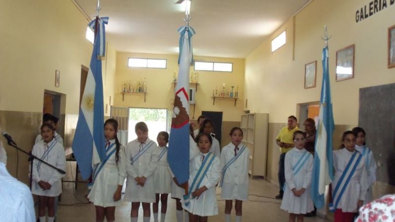 Ariza entregó guardapolvos e insumos en Tinogasta