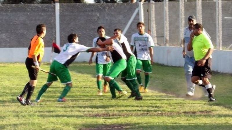 Lavalle se fue festejando el empate que le “regaló” el referí