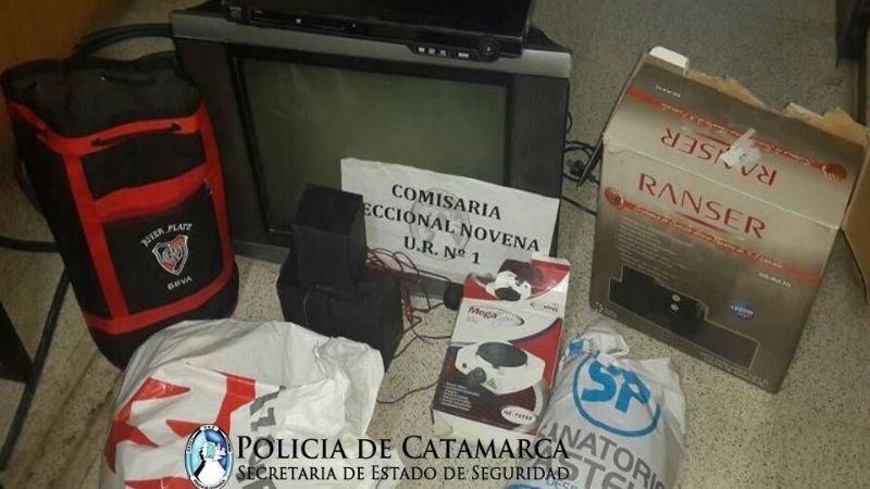 Detienen a dos jóvenes y le secuestran cosas robadas