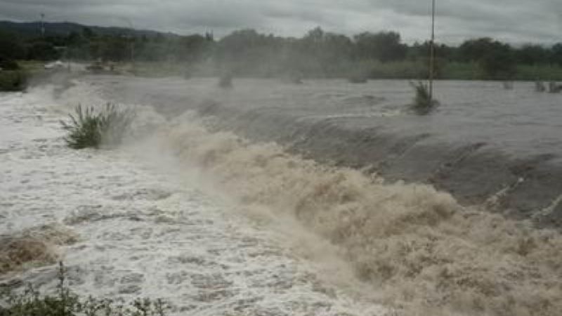 En Paclín también sufren las lluvias
