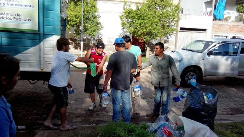 Entregan líquidos desinfectantes en las zonas afectadas por las inundaciones