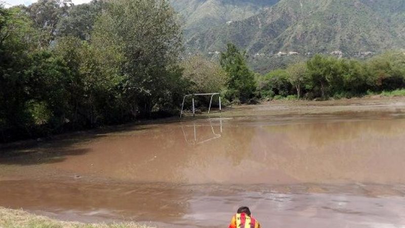 Creciente del río Santa Cruz anegó la cancha de El Portezuela