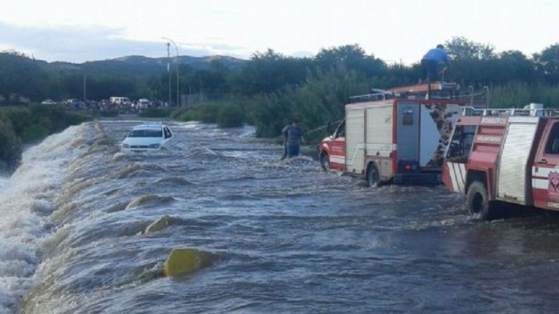 Quiso cruzar el badén crecido y casi es arrastrado por el agua