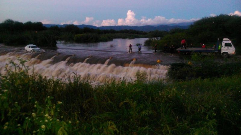 Quiso cruzar el badén crecido y casi es arrastrado por el agua