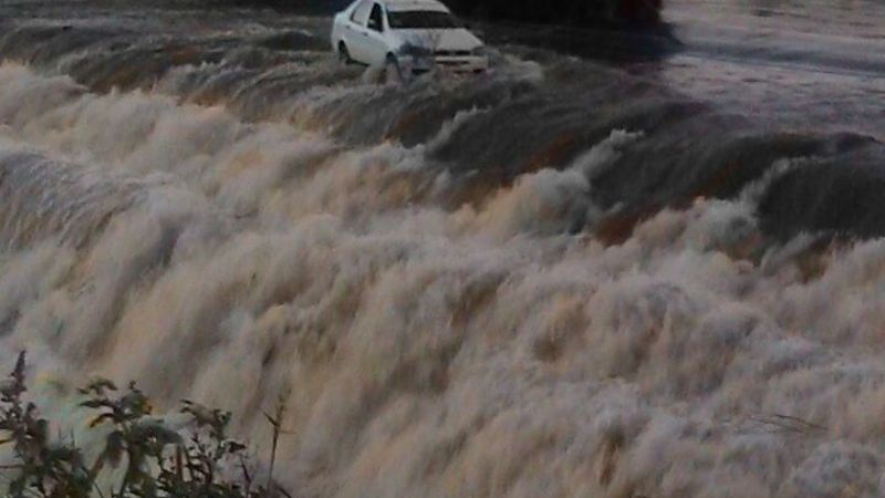 Quiso cruzar el badén crecido y casi es arrastrado por el agua