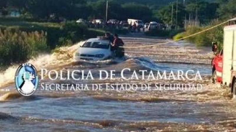 Quiso cruzar el badén crecido y casi es arrastrado por el agua