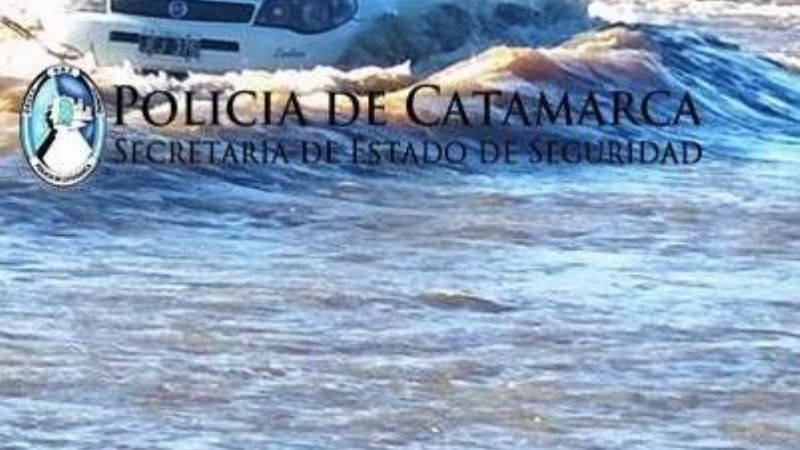 Quiso cruzar el badén crecido y casi es arrastrado por el agua