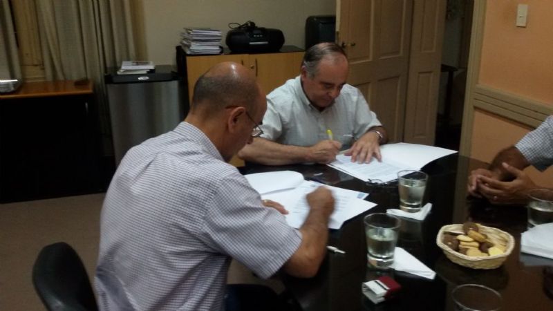 Firma de convenio entre la Facultad de Tecnología y la Municipalidad de Paclín