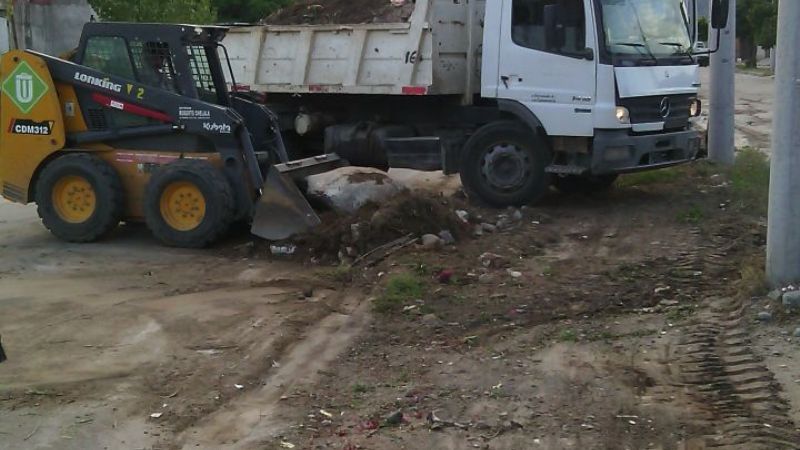 Limpieza en el barrio 1000 Viviendas por vecinos que arrojan basura en la vía pública