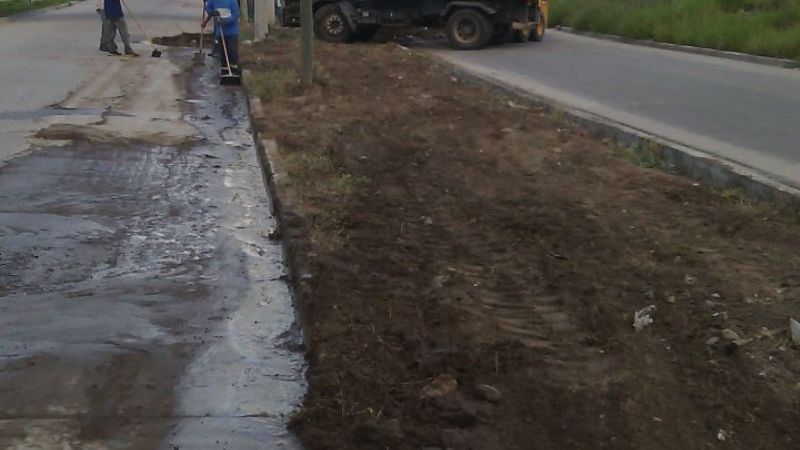 Limpieza en el barrio 1000 Viviendas por vecinos que arrojan basura en la vía pública