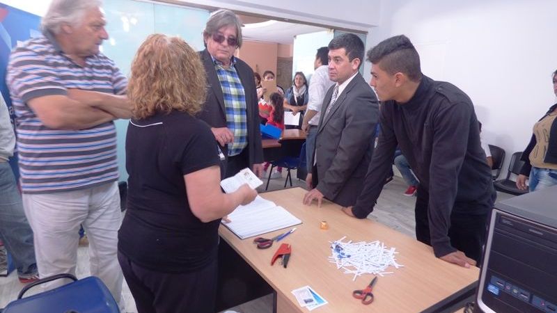 En un mes, se entregaron 6080 carnets escolares