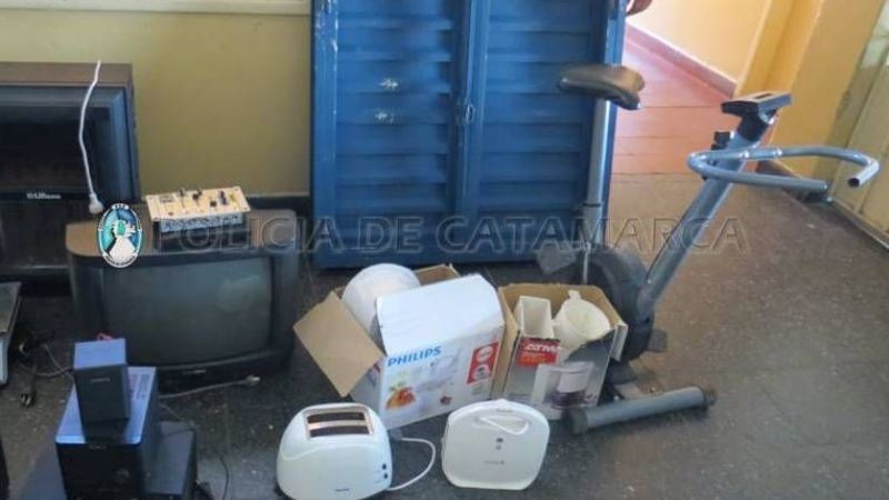 Allanan un comercio de compra y venta y secuestran varios elementos