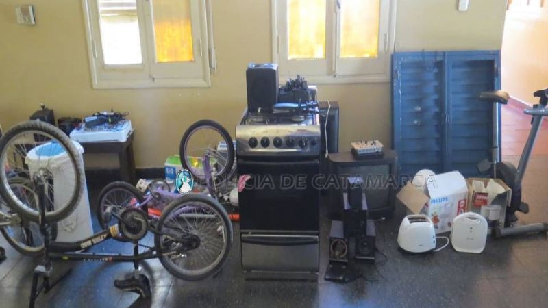 Allanan un comercio de compra y venta y secuestran varios elementos