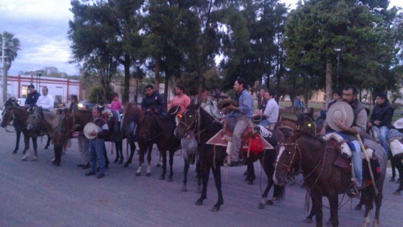 Gauchos cabalgan hacia la Virgen del Valle