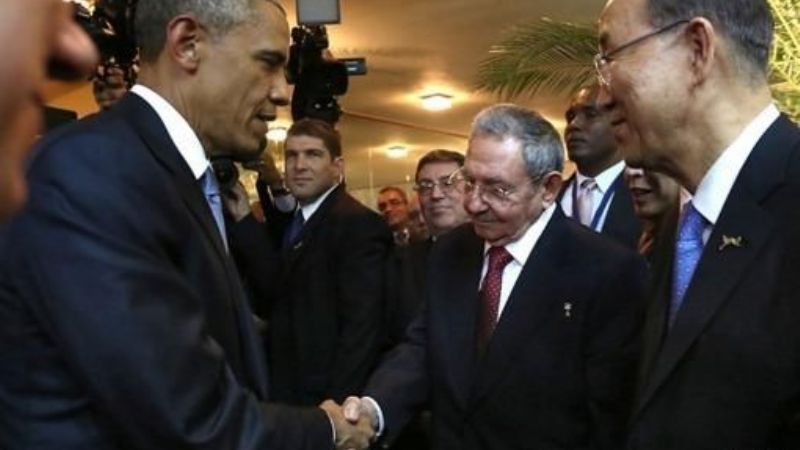 Histórico saludo entre Obama y Raúl Castro en la Cumbre de las Américas