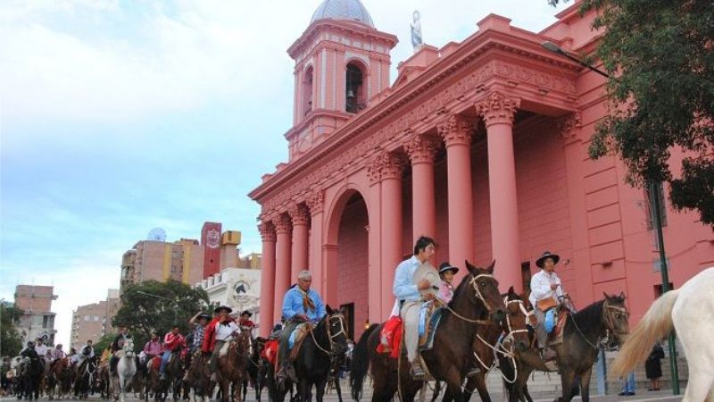 Multitudinaria cabalgata gaucha en honor a la Virgen del Valle