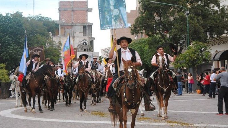 Multitudinaria cabalgata gaucha en honor a la Virgen del Valle