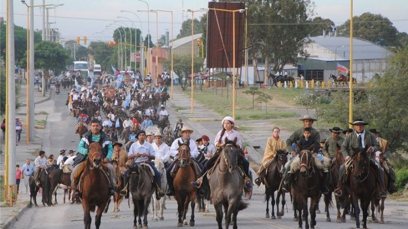 Multitudinaria cabalgata gaucha en honor a la Virgen del Valle