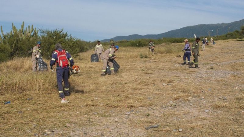 Desmalezamiento, limpieza de plásticos y nuevos basureros en El Jumeal
