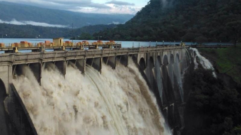 Se desborda el dique Escaba y evacúan La Madrid y Graneros