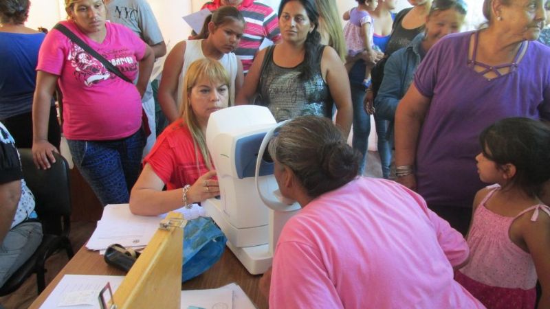 Salud con los vecinos del barrio Eva Perón