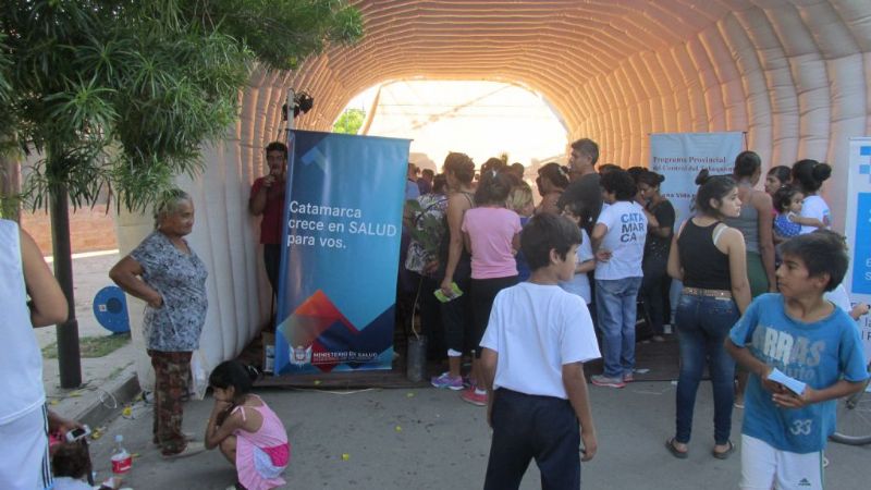 Salud con los vecinos del barrio Eva Perón