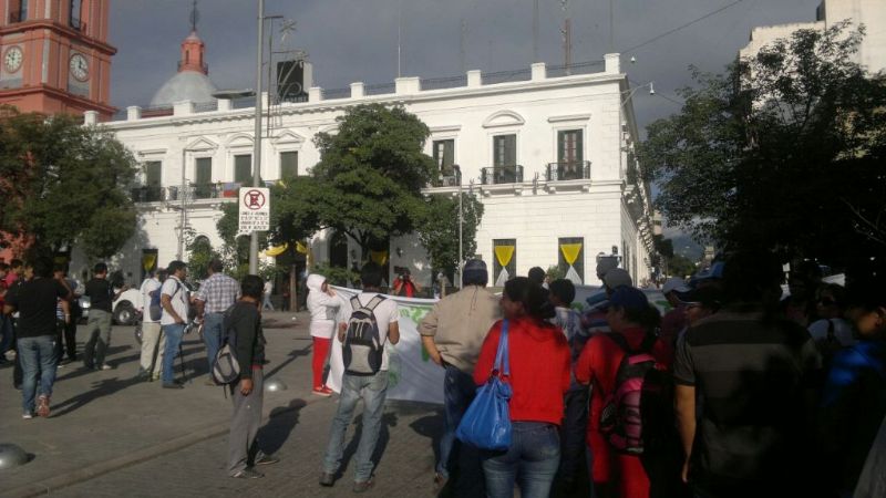 Trabajadores de ALCO llegaron con la manifestación a Casa de Gobierno